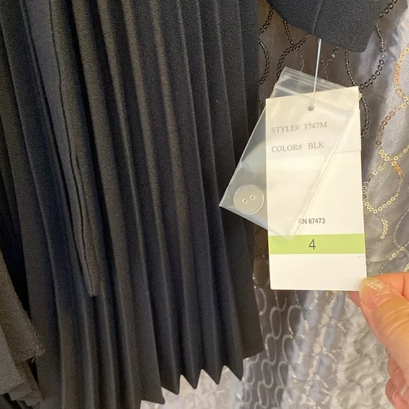 NWT Taylor Black Surplice V Neckline Long Sleeve Pleated Asymmetrical Dress Sz 4 - Picture 10 of 10